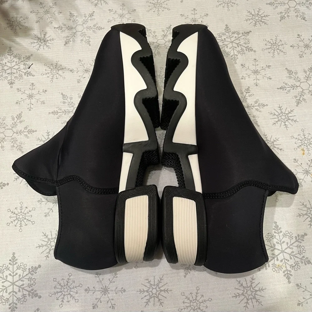 New iRi WES I Black Outline Low Top Women’s Sneaker – Size 10.5W / EU 40.5